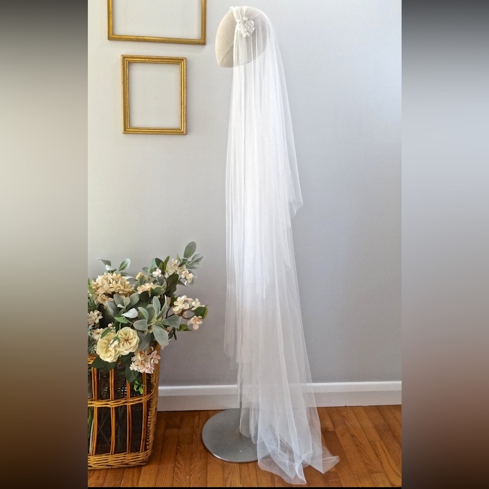 Elegant White Lace accent juliet Bridal Veil - Picture 2 of 6